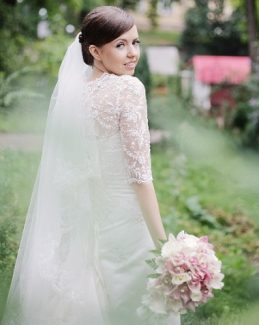 結婚式　背中を隠すドレス